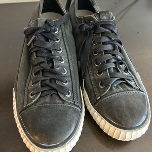 John Varvatos
Men's Blue Classic Laceless Low Sneaker size 10